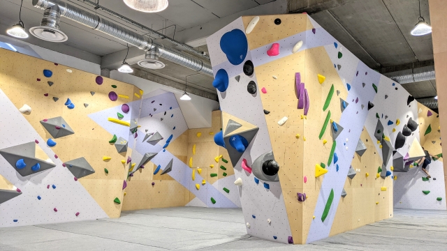  Zona de escalada para adultos 