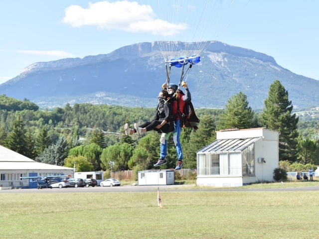  Fin del salto en paracaídas 