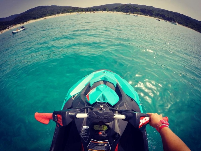 jet ski en la isla de la belleza, Francia 