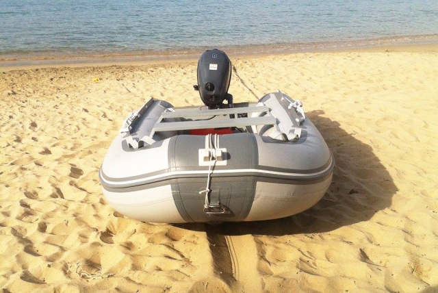 Barco sin licencia en la playa