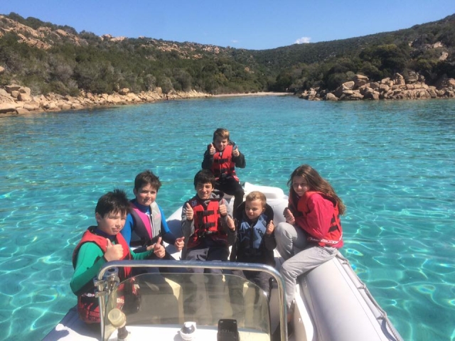 Paseo en barco en familia