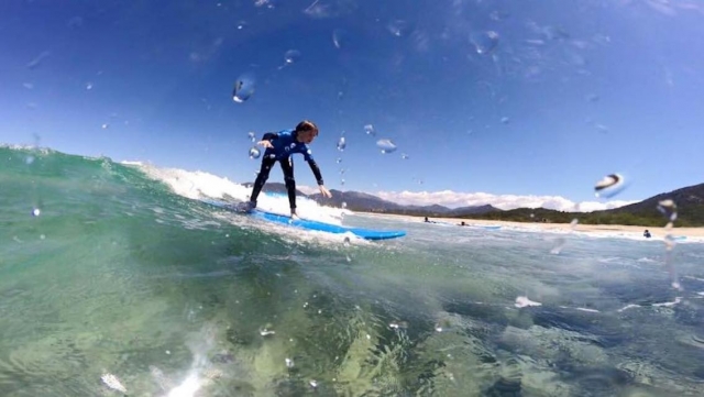  Surf sobre las olas del Golfo de Propriano 