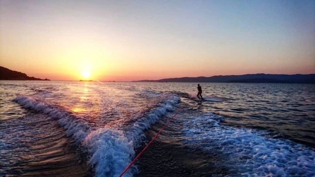  Esquí acuático al atardecer