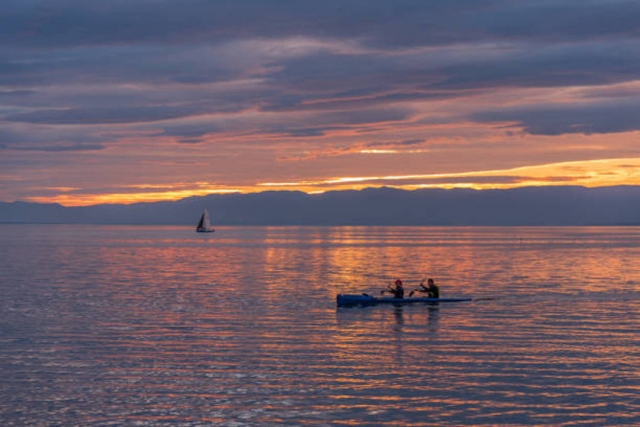  Navegación por el mar al atardecer 