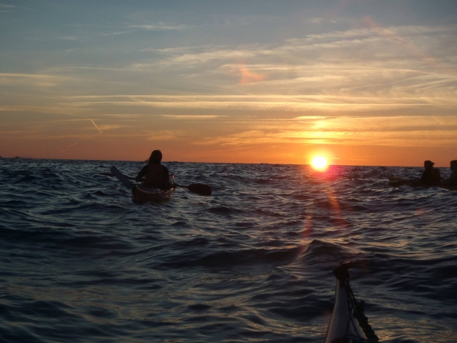  Kayak al atardecer en el agua 