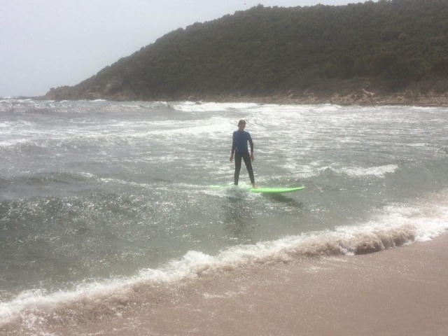  Surfista hacia Bonifacio 