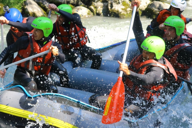  Rafting en grupo 