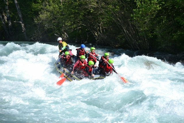  Paso por los rápidos en rafting 