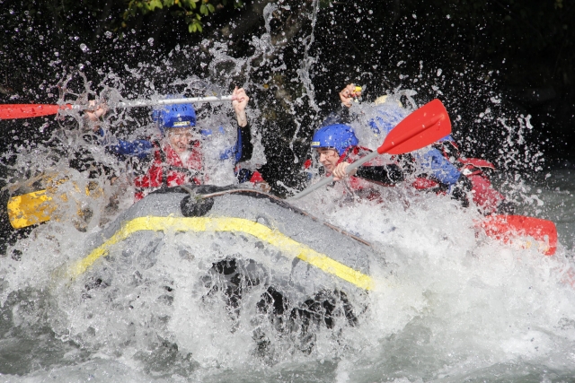 Rafting sobre las olas 