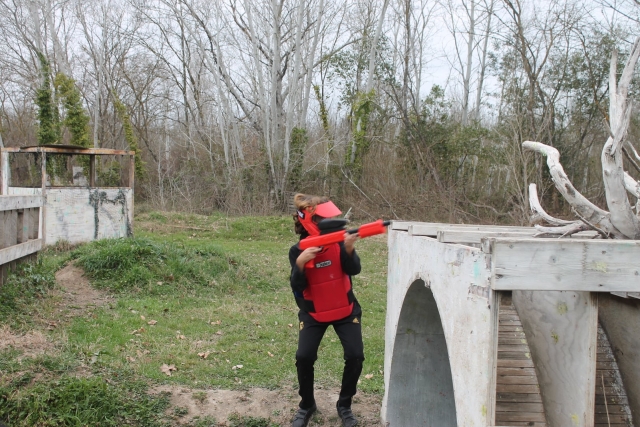 Niño en medio de una partida de gotcha
