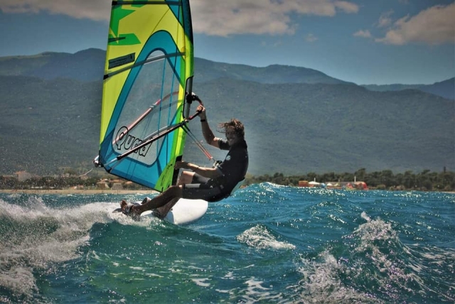 Surfeando las olas con windsurf