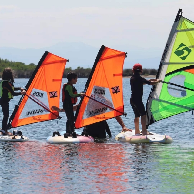 Clases de windsurf para niños