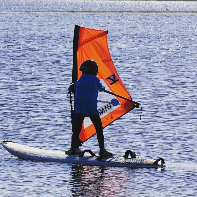Descubrimiento del windsurf para niños