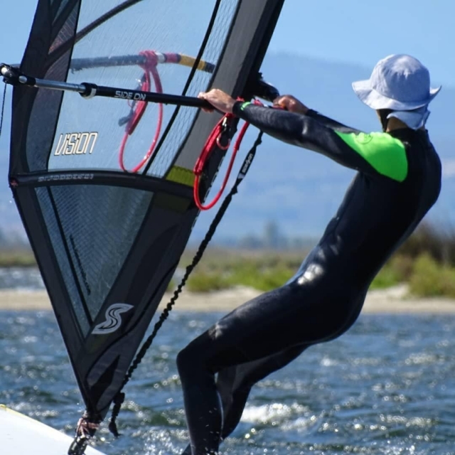 El instructor en su windsurf