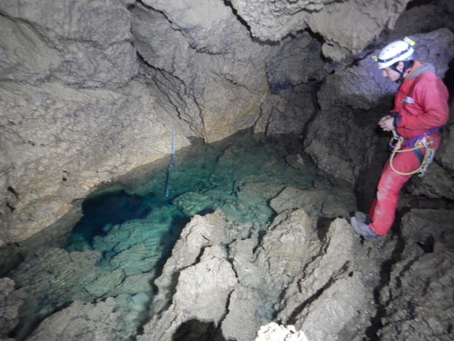  Espeleología en la sima de agua calienle 