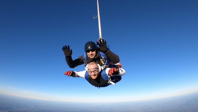  Caída libre en el cielo azul 