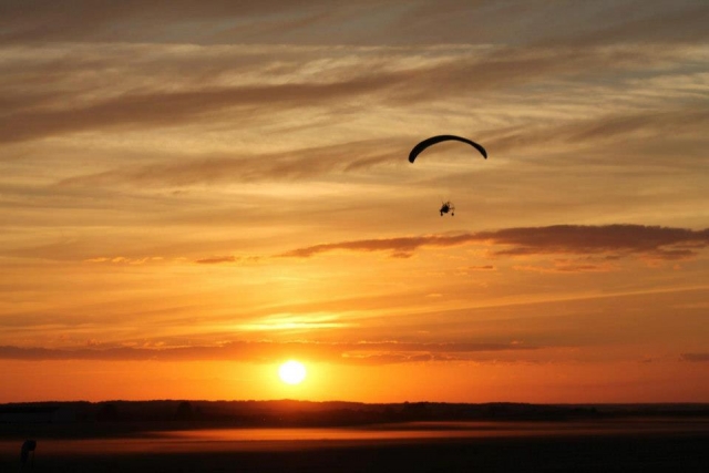 Vuelo en paramotor al atardecer 