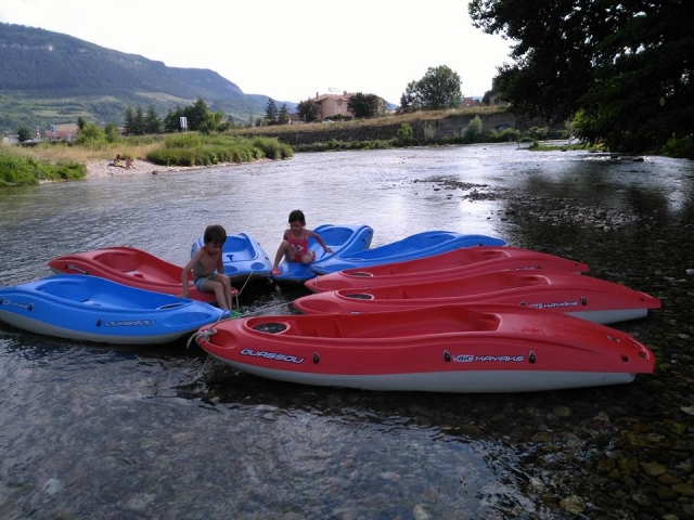  Descubrimiento de los kayaks por parle de los niños 