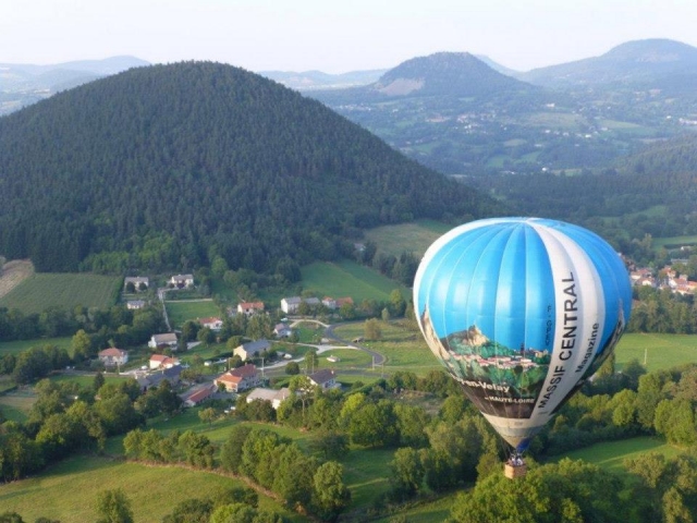  Un globo aerostático en medio de las montañas 