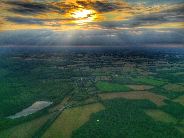  El sol se abre paso entre las nubes 