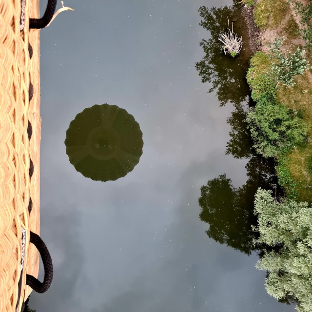  Reflejo del globo aerostático en el agua 