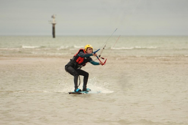  Aprender a deslizarse sobre el agua en kitesurf 