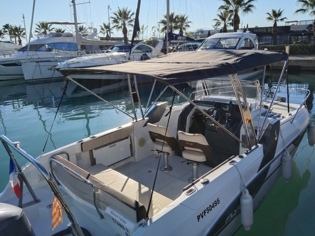  Barco en puerto 