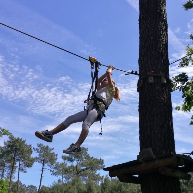  Una de las muchas tirolesas del parque 