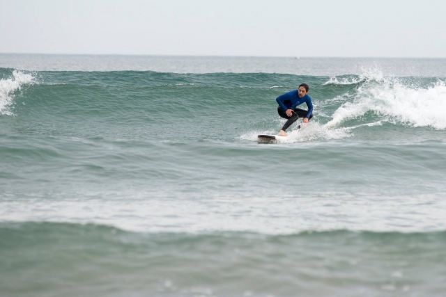  Paso en la ola mientras se practica surf 