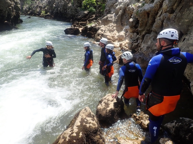  Acompañado de un instructor cualificado 