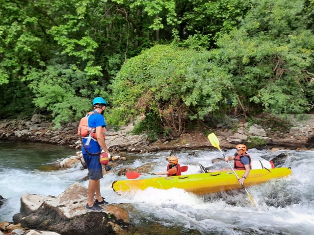 Kayak en los rápidos 