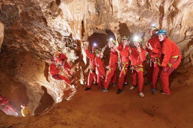  Estalactitas en la gruta 