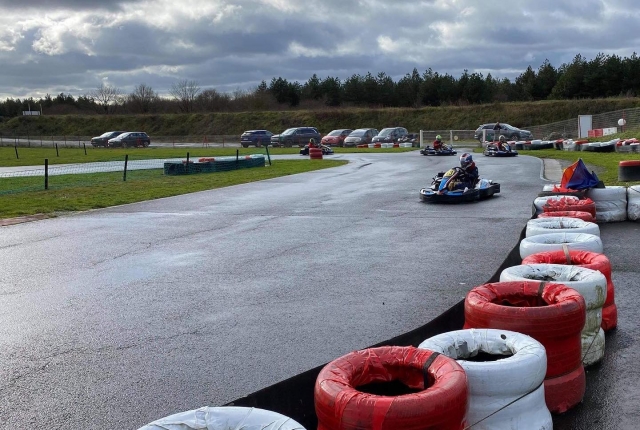  Carrera de karts en el circuito 
