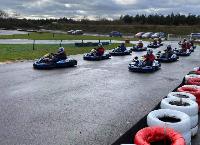 Al inicio de la carrera de karts 