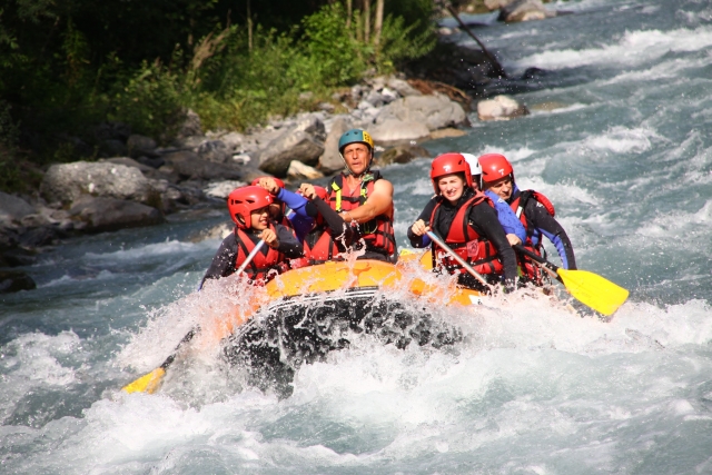  Río agitado ideal para hacer rafting 
