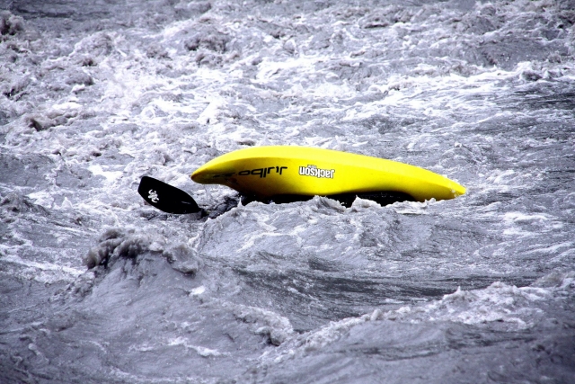 Nadar en las aguas brava del Giffre