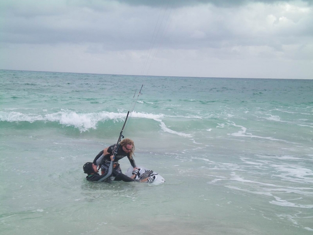  Debuta en el kitesurf 