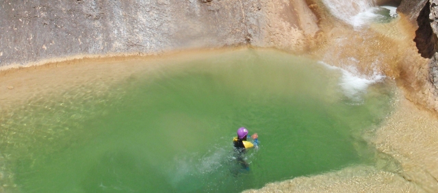 Nada en las aguas color esmeralda 
