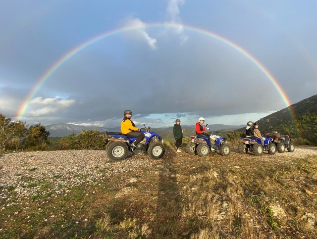  Paseo en cuatrimoto bajo un arcoiris