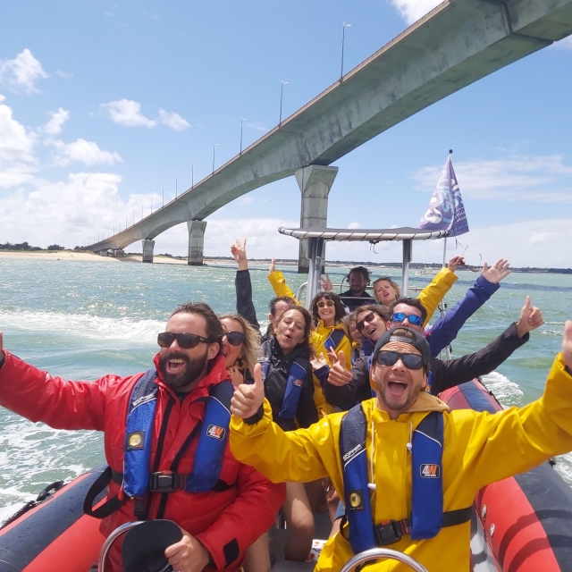  Paso en barco bajo el puenle de la Isla de Ré 