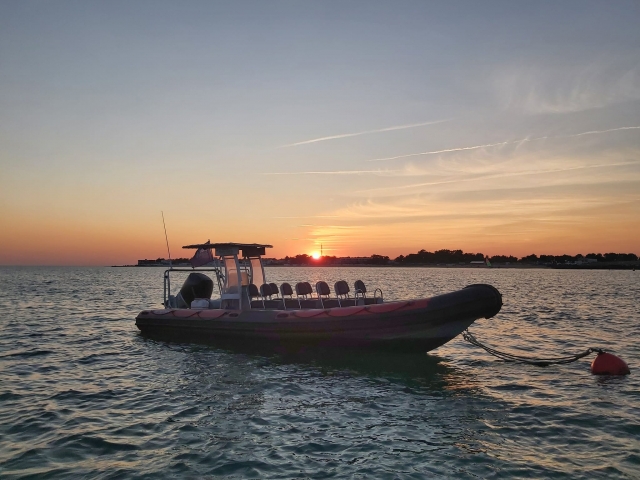  Viaje por mar al atardecer 