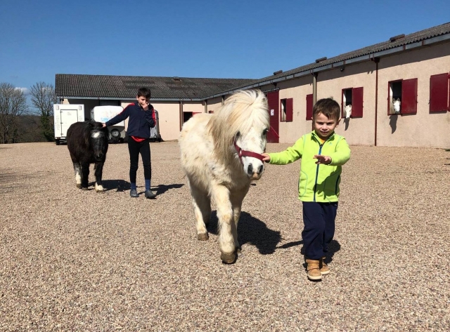 Niños con sus ponis 