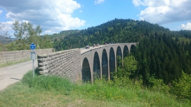  Los cuatrimotos cruzan el viaducto 