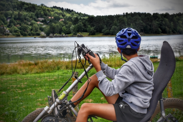  Cuatrimoto junto al lago 
