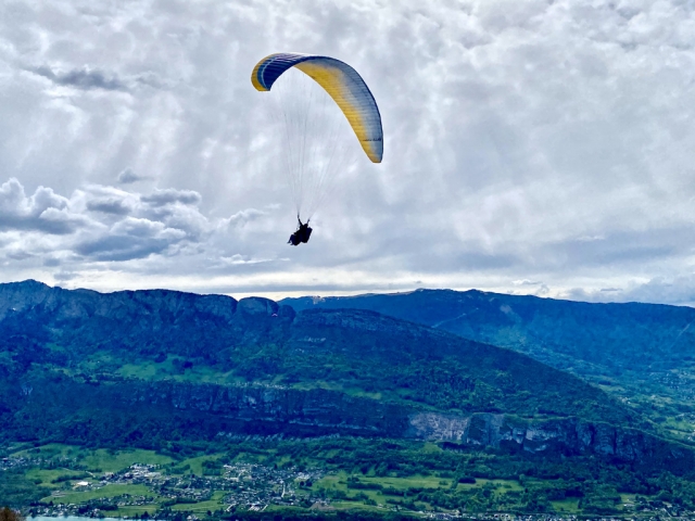  Los rayos del sol atraviesan las nubes 