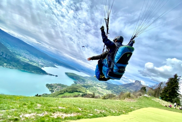  Vuelo en parapenle sobre el lago de Annecy