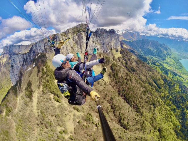  Vuelo en parapenle sobre el lago de Annecy 