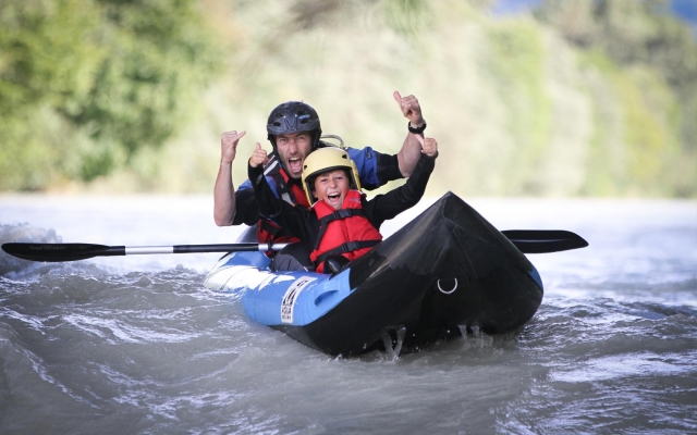 Momento padre e hijo en el río