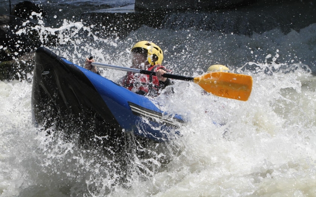 Cruzando rápidos en cano-raft