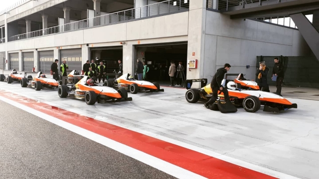 Pilotos subiendo a los coches 